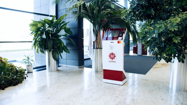 Caritas Polska z Mastercard wprowadzają datkomaty. Pierwsze 11 urządzeń zostanie wprowadzone do końca października. Przez datkomaty będzie można przekazać darowiznę na akcje prowadzone przez Caritas.