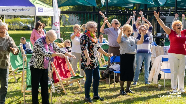 W środę swoje święto mają chłopcy, w czwartek - seniorzy. Już w środę w Szczecińskim Inkubatorze Kultury miało miejsce kameralne spotkanie z podopiecznymi Centrum Seniora. Była joga śmiechu, koncert i wspólne śpiewanie.