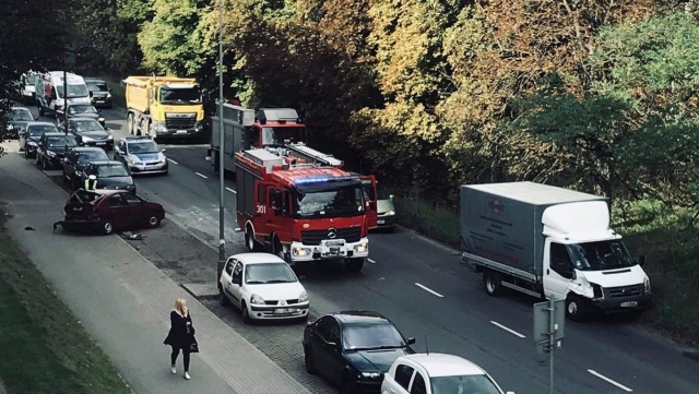 Dwa samochody - osobowy i dostawczy zderzyły się na ulicy Ku Słońcu przy skrzyżowaniu z ul. Kazimierską w Szczecinie.