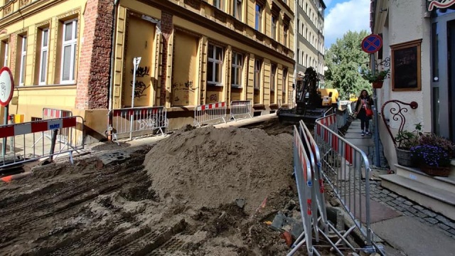 Trwa przebudowa ulicy Staromiejskiej miedzy Podgórną a kładką nad Wyszyńskiego w Szczecinie.