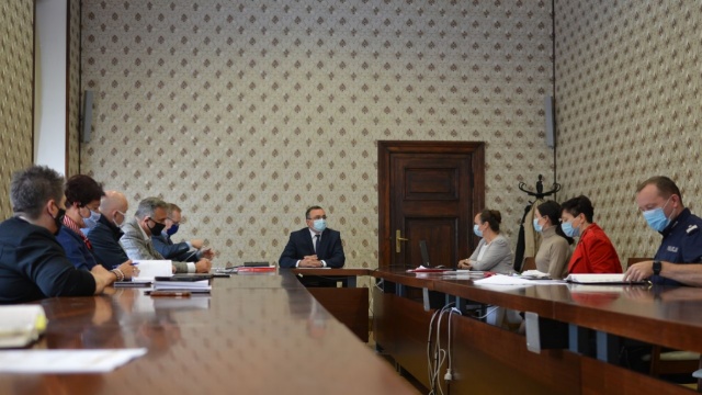 Z 213 łóżek szpitalnych łózek przygotowanych dla pacjentów z koronawirusem w regionie, zajętych jest 81. To informacje, jakie przekazano podczas spotkania sztabu kryzysowego zwołanego przez Wojewodę Zachodniopomorskiego Tomasza Hinca.