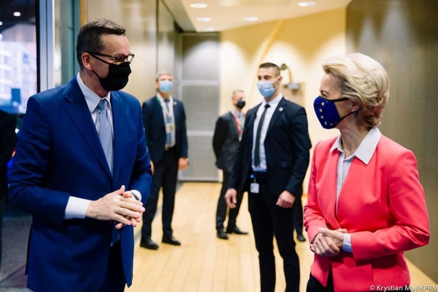 Zgoda na sankcje wobec przedstawicieli reżimu w Mińsku i zaakceptowanie polskiego pomysłu dotyczącego wsparcia gospodarczego dla demokratycznej Białorusi - to ustalenia zakończonego szczytu w Brukseli.