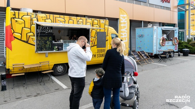 Amerykańskie burgery, chiński makaron czy włoska pizza - to wszystko z barów na kółkach. Przed Atrium Molo w Szczecinie trwa zlot Food Trucków z całego kraju.