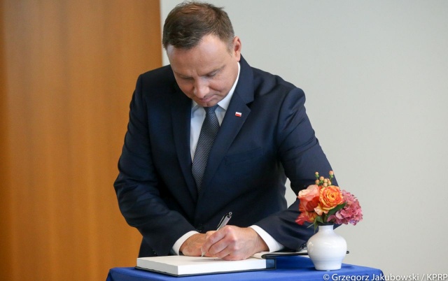 W życzeniach złożonych Wiesławowi Gołasowi z okazji 90. rocznicy urodzin prezydent Andrzej Duda pogratulował i wyraził najwyższe uznanie dla talentu i kunsztu artysty, które - jak napisał - zaowocowały wybitnym dorobkiem aktorskim teatralnym, filmowym i kabaretowym. Wyraził wdzięczność za twórczość jubilata.