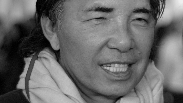 Francusko-japoński projektant mody Kenzo Takada zmarł na Covid-19 - poinformował w komunikacie jego rzecznik prasowy. Twórca marki Kenzo miał 81 lat.