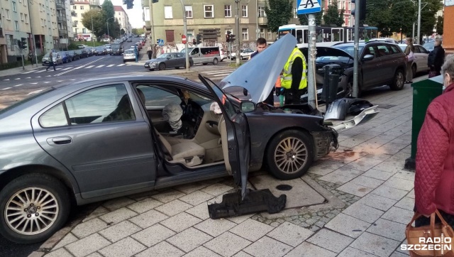 Dwa samochody zderzyły się na skrzyżowaniu Bohaterów Warszawy z 5 Lipca.