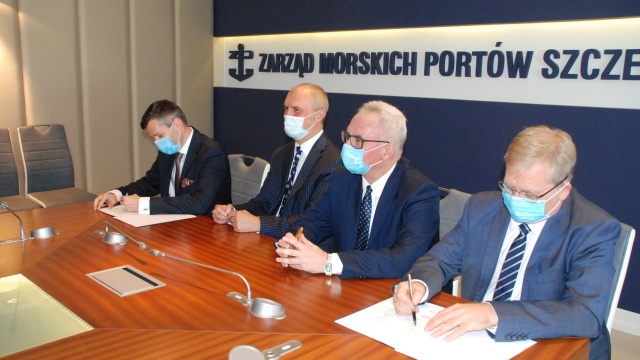 223 miliony złotych będzie kosztowało przystosowanie nabrzeży przy Basenie Górniczym w Szczecinie do głębokości 12.5 metra. W piątek Zarząd Morskich Portów Szczecin i Świnoujście S.A podpisał umowę z wykonawcą inwestycji, firmą Doraco.