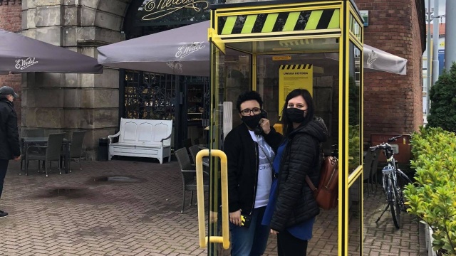 Przy Bramie Królewskiej w Szczecinie stanęła prawdziwa - niewidziana od dekady - budka telefoniczna. Choć wydaje się znajoma, to będzie pełniła nieco inną, niż w przeszłości, funkcję.