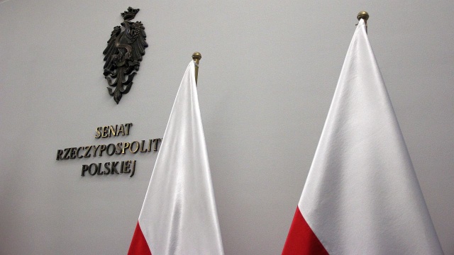 Zostaje ubój rytualny drobiu, wydłuży się czas wprowadzenia nowych rozwiązań w piątce dla zwierząt rozwiązań - między innymi takie zmiany w ustawie o ochronie zwierząt przedstawił premier Mateusz Morawiecki. Przepisy we wtorek trafią pod obrady Senatu.