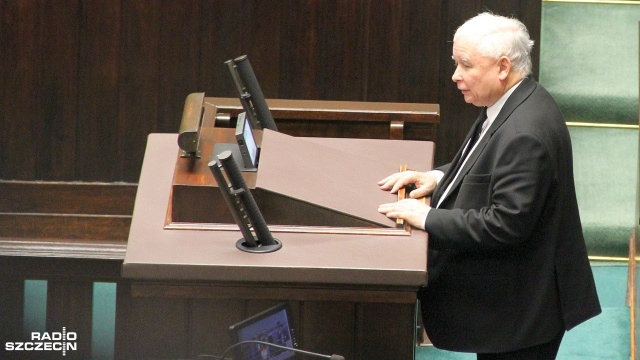 Wicepremier Jarosław Kaczyński zapowiada w Gazecie Polskiej weto wobec unijnego budżetu i koronafunduszu, jeśli - jak to ujął - groźby i szantaże będą utrzymane.