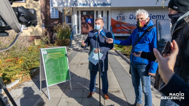 Będą protesty pod wszystkimi biurami poselskimi parlamentarzystów, którzy głosowali za przyjęciem tzw. Piątki dla zwierząt. Rolnicy zapowiadają je na środę w całej Polsce i nie wykluczają bardzo radykalnych form. Z wylewaniem gnojowicy włącznie.