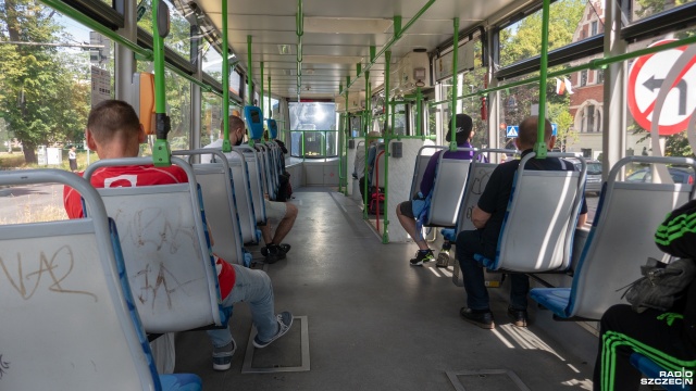 Najnowsze koronawirusowe obostrzenia zmniejszają możliwą liczbę osób w komunikacji miejskiej. Czy szczecinianie przestrzegają aktualnych limitów