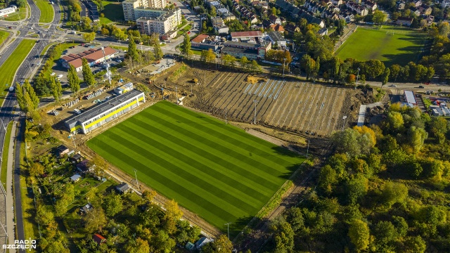 Dobiegają końca prace przy budowie nowego stadionu, który powstaje u zbiegu ulic Bandurskiego i Kresowej w Szczecinie.
