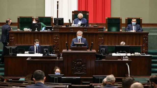 Rozpoczęło się wznowione posiedzenie Sejmu, na którym posłowie będą zajmowali się projektami ustaw dotyczącymi walki z COVID-19.