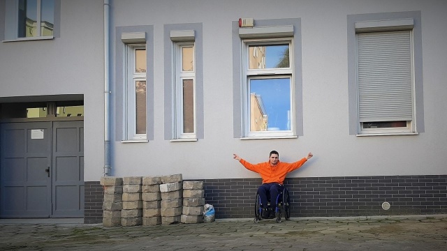 Dawid Wojton zbiera na podjazd do swojego mieszkania. Społecznik porusza się bowiem na wózku inwalidzkim.