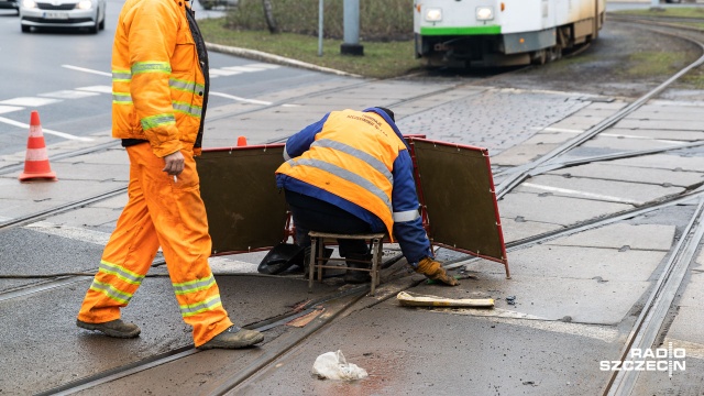 Rozpoczęły się prace przy naprawie pękniętych spawów na torowisku tramwajowym w Szczecinie.