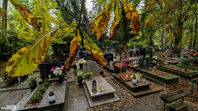 Wielu mieszkańców Szczecina nie odwiedzi grobów bliskich 1 listopada. To głównie osoby w podeszłym wieku, które martwią się o spacerowanie w większych skupiskach ludzkich.
