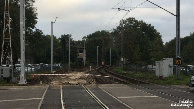 Trwa modernizacja torów dojazdowych do stacji kolejowej w Świnoujściu. Od ponad 40 lat ruch - na ostatnim, 7-kilometrowym odcinku odbywał się głównie po jednym torze - bo tylko tam była trakcja elektryczna.