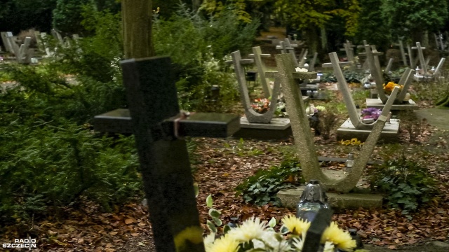Wystarczą rękawice ogrodnicze, miotła i odrobina wolnego czasu - żeby pomóc seniorom. W sobotę o godzinie 10 wolontariusze Stowarzyszenia Paczka dla Bohatera posprzątają groby weteranów, ale nie tylko.
