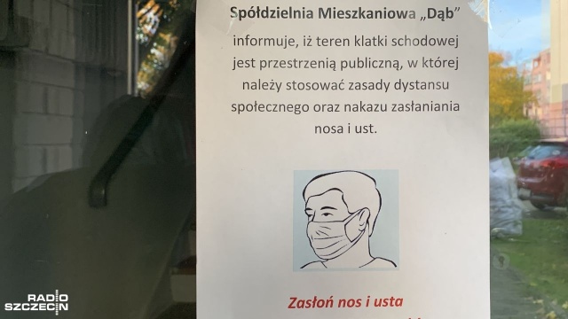 Spółdzielnia Mieszkaniowa Dąb przypomina swoim mieszkańcom o konieczności noszenia maseczek na klatkach schodowych. Informacje w tej sprawie zawisły m.in. na osiedlu Bukowym.