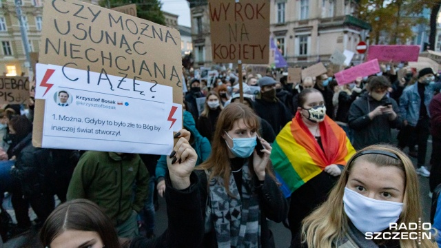 Kolejny dzień akcji ogólnopolskiego strajku kobiet. W Szczecinie akcja był zwołana na godzinę 16.30 na rondzie Szarych Szeregów.