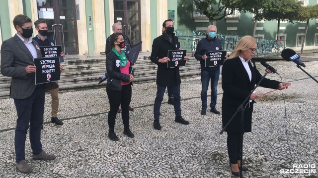 Protesty nie ustaną, dopóki rząd PiS nie odda władzy - tak o celu protestu mówi radna Koalicji Obywatelskiej.