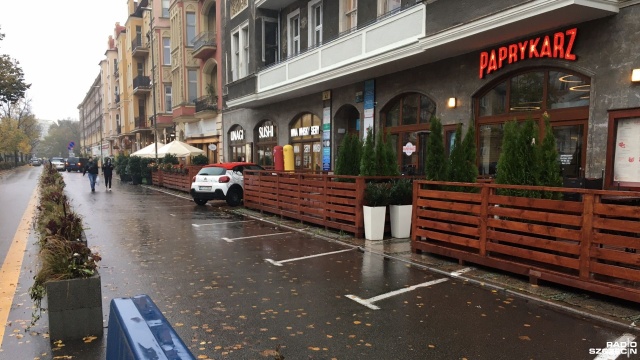 Ogródki przy lokalach przy Alei Jana Pawła II - przy najmniej na razie - zostają.