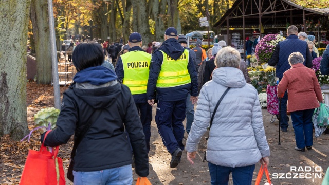 Rząd zdecydował o zamknięciu cmentarzy od najbliższej soboty aż do poniedziałku. Piątek to ostatnia szansa na to, aby jeszcze przed Dniem Wszystkich Świętych odwiedzić groby bliskich.