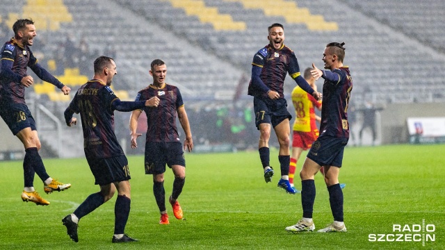Piłkarze Pogoni rozbili Jagiellonię Białystok w rozgrywkach o mistrzostwo Polski. Portowcy pokonali Jagę 3:0 w zaległym meczu Ekstraklasy.
