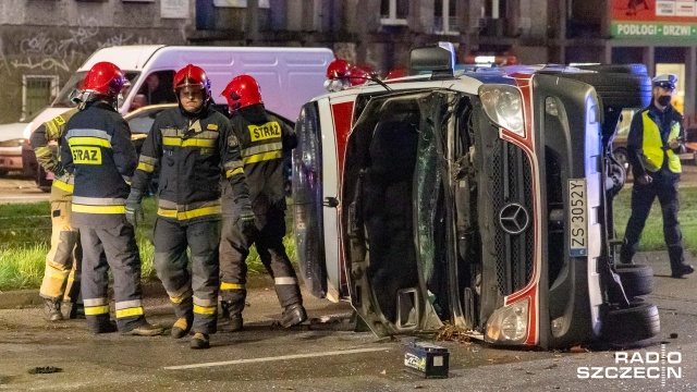 Wywrócony ambulans blokuje ruch w al. Wojska Polskiego - przy wjeździe na pl. Szarych Szeregów. Na miejscu pracują dwa zastępy straży pożarnej.
