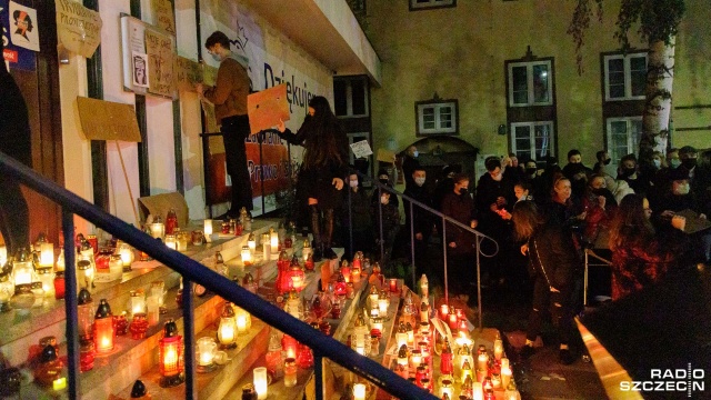 Szef szczecińskiego PiS komentuje zachowanie manifestantów: - Mówią o ekologii i umiłowaniu porządku, to chyba posprzątają - zastanawiał się w Rozmowie pod krawatem Leszek Dobrzyński, odpowiadając na pytanie o przyniesione przez demonstrantów znicze oraz kwiaty ustawione przed siedzibą jego partii.