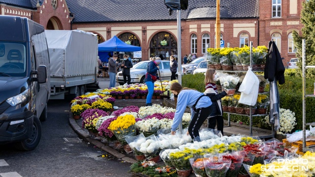 Ruch podobny jak w ubiegłym roku po dniu zadusznych - mówią handlowcy przy cmentarzu naszemu reporterowi.