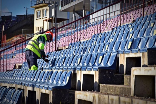 Na stadionie Pogoni Szczecin rozpoczął się demontaż krzesełek na trybunie północnej.