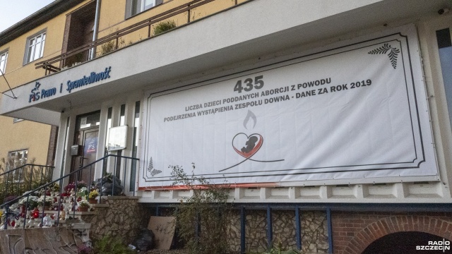 Przedstawiciele PiS powiesili baner na siedzibie partii, z napisem: 435 - liczba dzieci poddanych aborcji z powodu podejrzenia wystąpienia Zespołu Downa - dane na rok 2019.