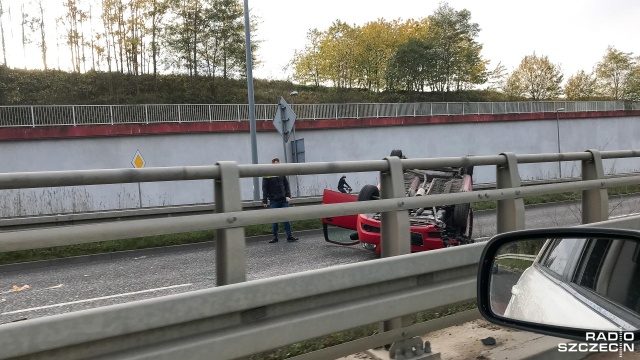 Samochód osobowy dachował na ulicy Krygiera w pobliżu sklepu Auchan w Ustowie.