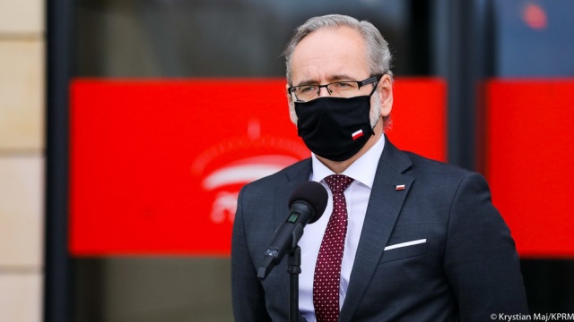 Minister zdrowia Adam Niedzielski mówi o stopniowo malejącym przyroście zakażeń koronawirusem.