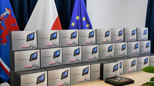 1 milion złotych na sprzęt do zdalnej nauki dostało Świnoujście. Pieniądze pochodzą z kilku programów, w których startowało Miasto.