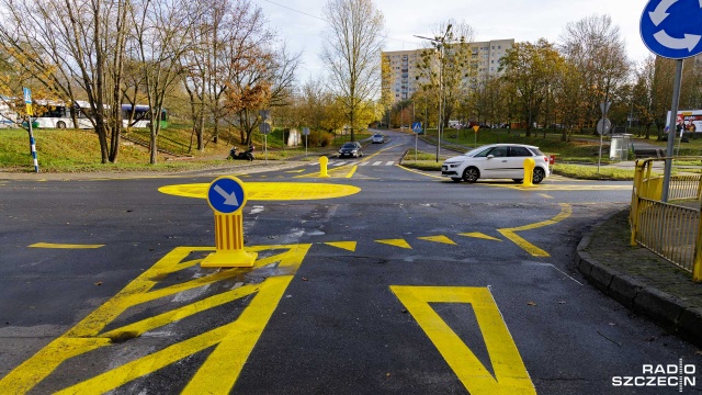 Kierowcom, którzy wybierają się w podróż ulicą Chopina przy Osiedlu Arkońskim w Szczecinie przypominamy o rondzie, które pojawiło się na tej ulicy.