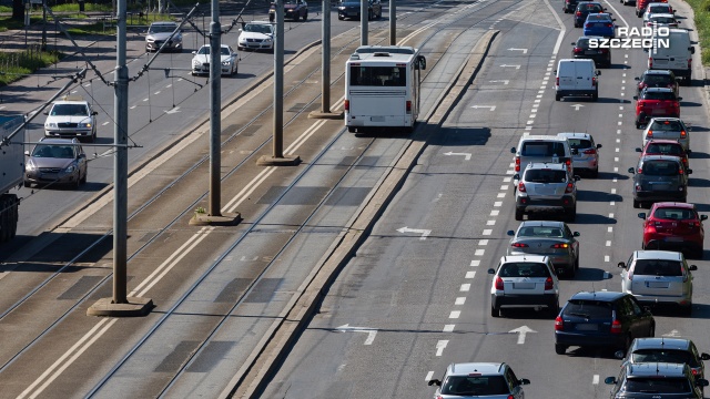 Jak zmniejszyć ruch w mieście i rozwiązać problem z parkingami Władze Szczecina mają plan - należy przekonać mieszkańców do korzystania z komunikacji publicznej. Jest pomysł obniżenia cen biletów sieciowych.