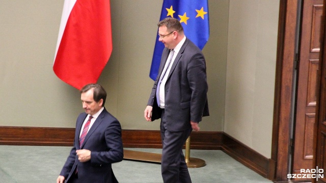 Minister sprawiedliwości Zbigniew Ziobro oraz politycy Solidarnej Polski zwrócili się do premiera Mateusza Morawieckiego o zawetowanie unijnych przepisów, które powiązałyby wypłatę środków unijnych z oceną stanu praworządności.