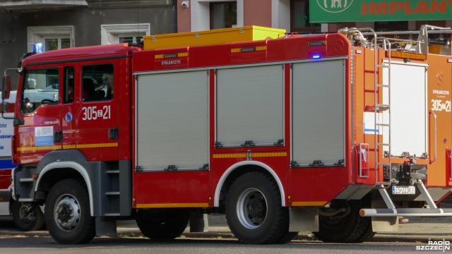 Strażacy opanowali pożar w zakładzie z węglem drzewnym w Wałczu. Spłonęło 100 metrów kwadratowych poddasza.