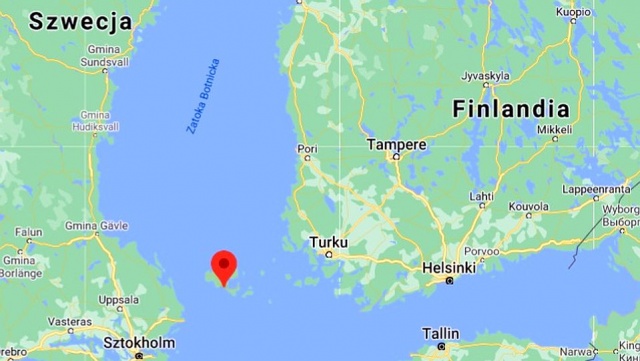 Fiński prom z przeszło 400 osobami na pokładzie wszedł na skały koło portu Mariehamn na Wyspach Alandzkich. Według fińskiej straży przybrzeżnej, życie pasażerów i załogi nie jest zagrożone.