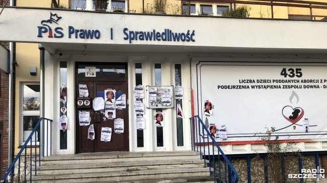 Front biura Prawa i Sprawiedliwości w Szczecinie obklejony plakatami Strajku Kobiet. To banery z wulgarnymi hasłami.