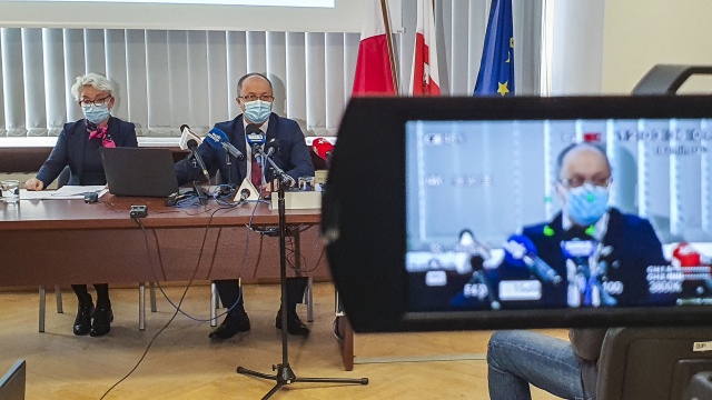 W przyszłym roku egzamin ósmoklasisty i egzamin maturalny będą przeprowadzone na nieco innych zasadach - uczeń oceniany będzie zgodnie z nowymi wymaganiami egzaminacyjnymi, a nie tak, jak do tej pory - według podstawy programowej.
