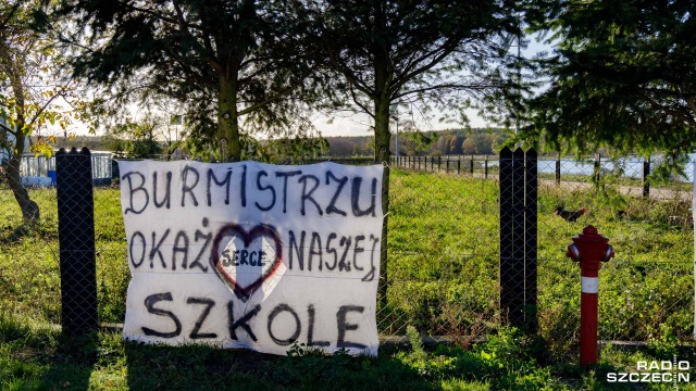 Na oświacie oszczędzacie Dobro dzieci w nosie macie - ten i 150 podobnych banerów zawisło w miejscowościach gminy Cedynia.