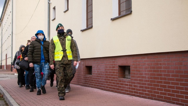 Kolejnych 200 osób wcielono do służby w 12. Brygadzie Zmechanizowanej. Teraz kandydaci na żołnierzy przejdą miesięczną służbę przygotowawczą.
