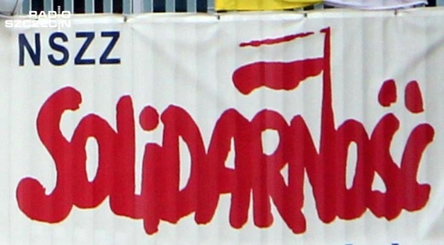 NSZZ Solidarność nie zgadza się na handlową niedzielę 6 grudnia. Konsultacje ze związkami zawodowymi prowadzi Ministerstwo Rozwoju, Pracy i Technologii.