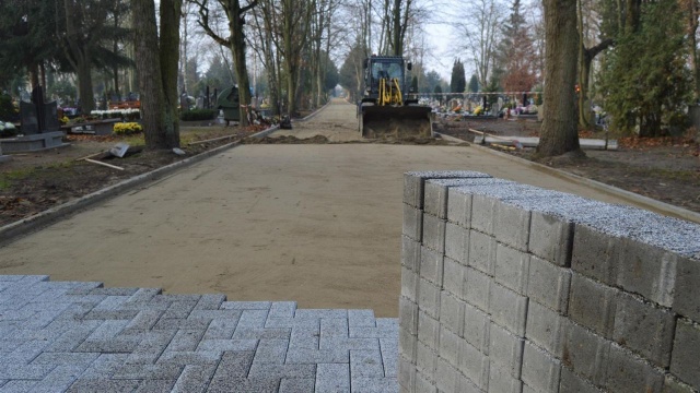 Ponad 600 tysięcy złotych kosztuje remont alejek cmentarza w Stargardzie.