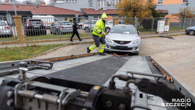 Wraki zalegają w mieście i blokują miejsca parkingowe w Stargardzie. W czwartek kolejne samochody zostały odholowane.