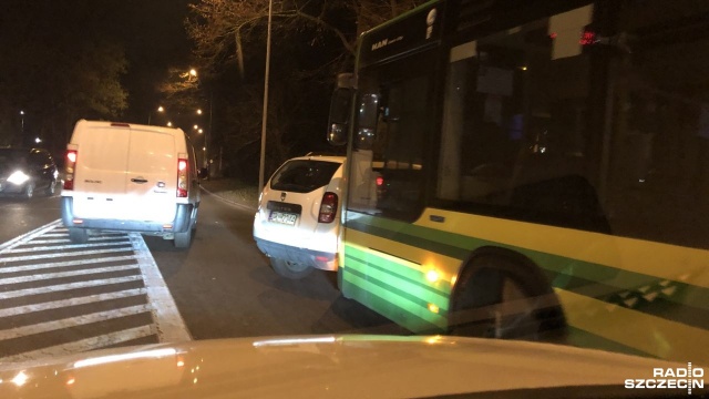 Kolizja autobusu z samochodem osobowym na ulicy Obotryckiej.